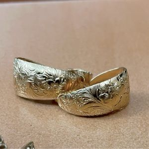 Avon Vintage Golden Floral Etched Hoop Clip-on Earrings #587